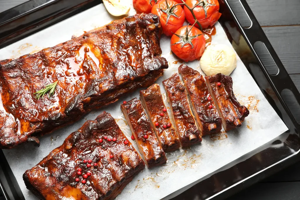 Sporo kuhani mesni trio za brzi servis u profesionalnoj kuhinji