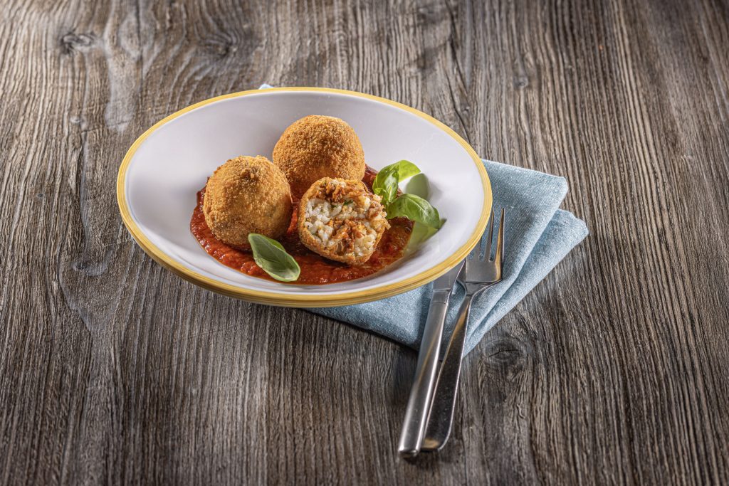 Arancini s pulled beefom, bosiljkom i umakom marinara
