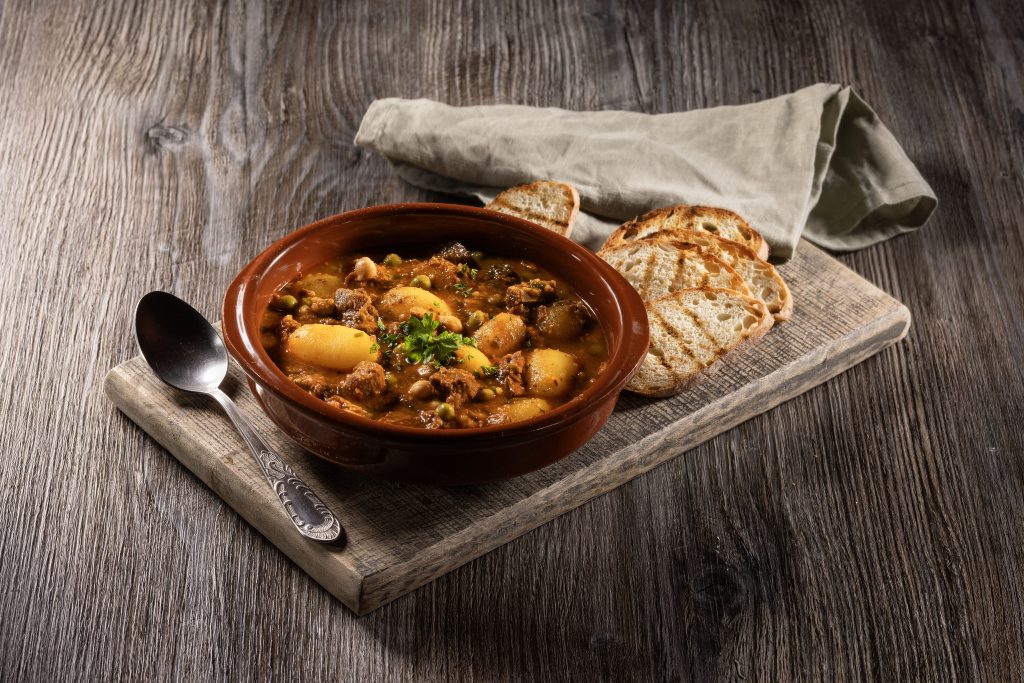 Čobanac s krumpirom, graškom i lukom