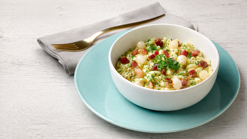 Mac&cheese, prženi luk i špek