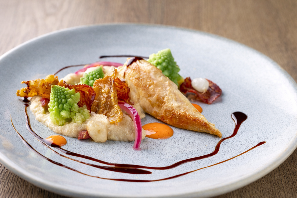 Pileći file s kremastim pečenim grizom, romanesco brokulom i Zik Zakom