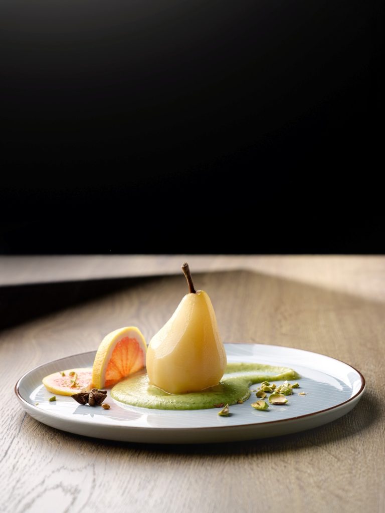 Poširana kruška na pireu od tikvica i pistacija