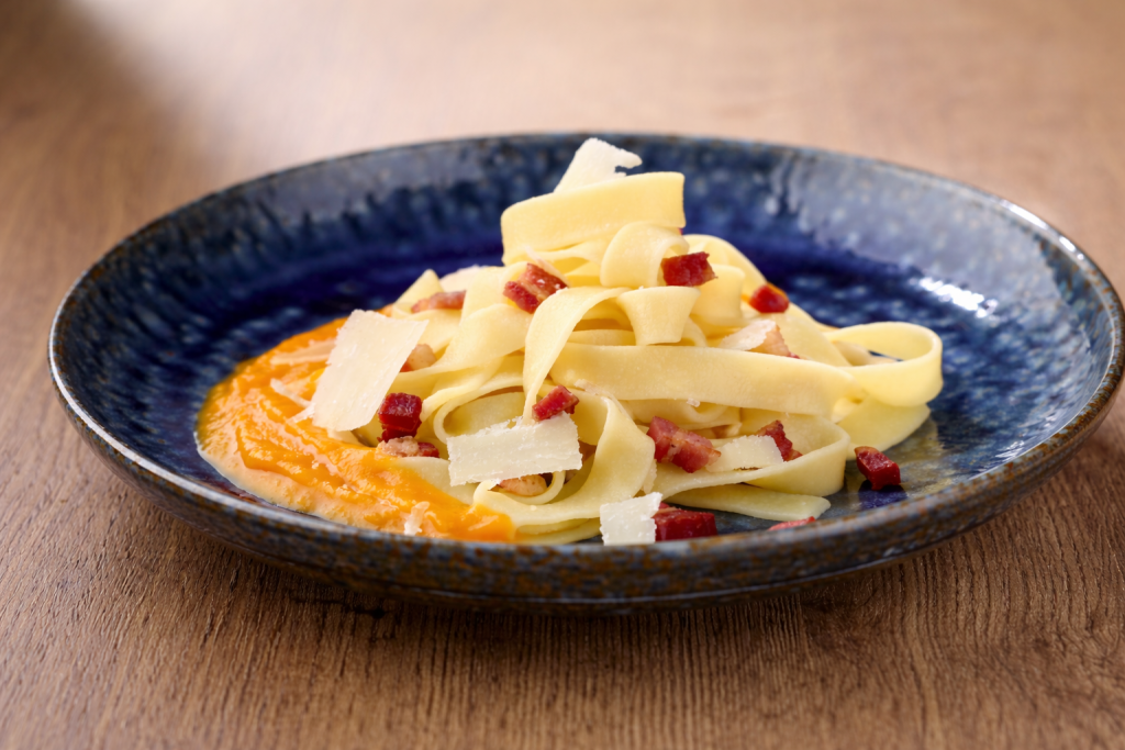 Noodles with pumpkin and bacon