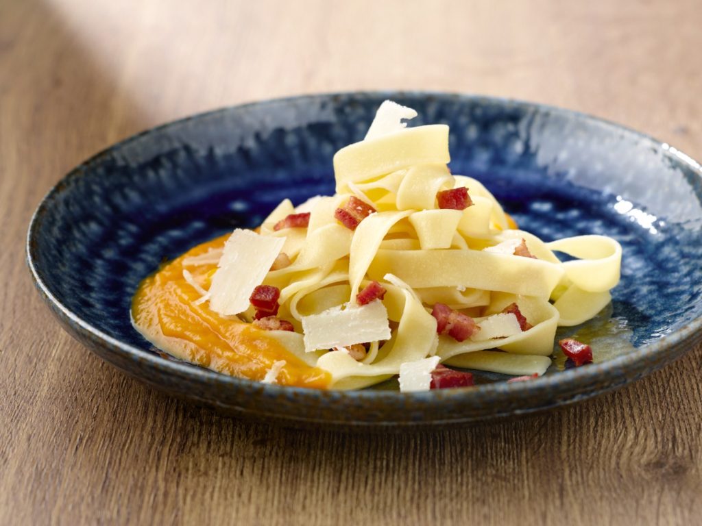 Rezanci sa bundevom i špekom