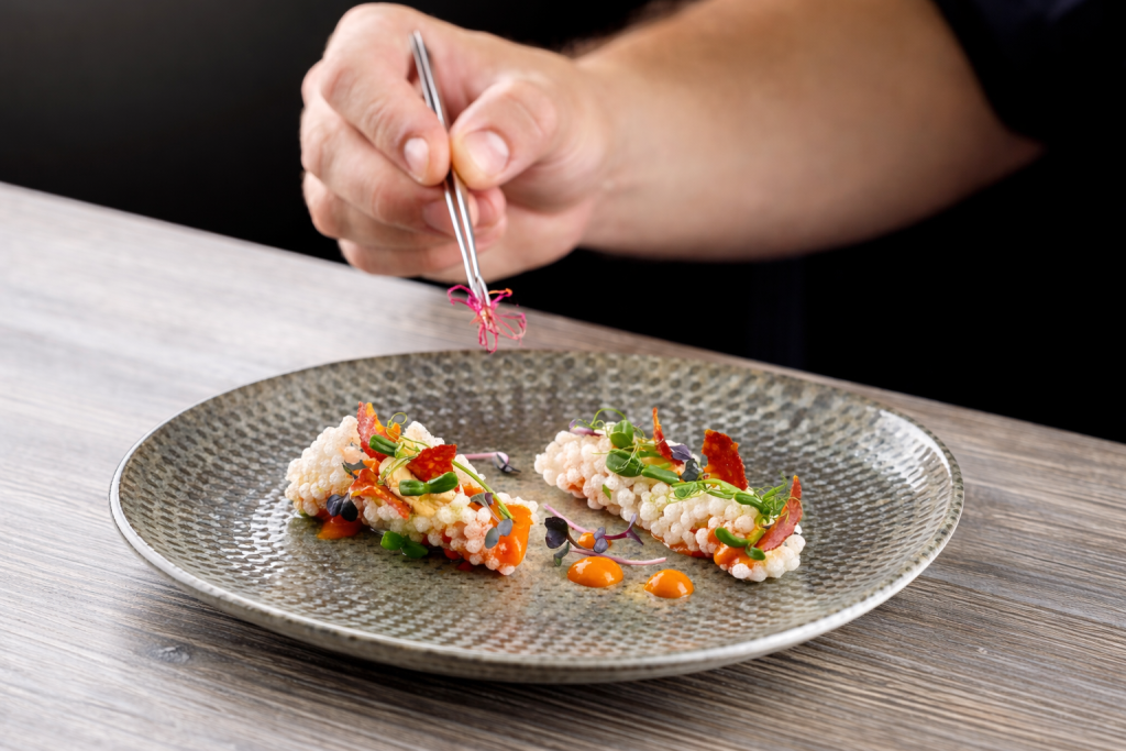 Tapioka čips, krema od ABC sira s kulenom i espumom od pečene paprike i Zik Zaka