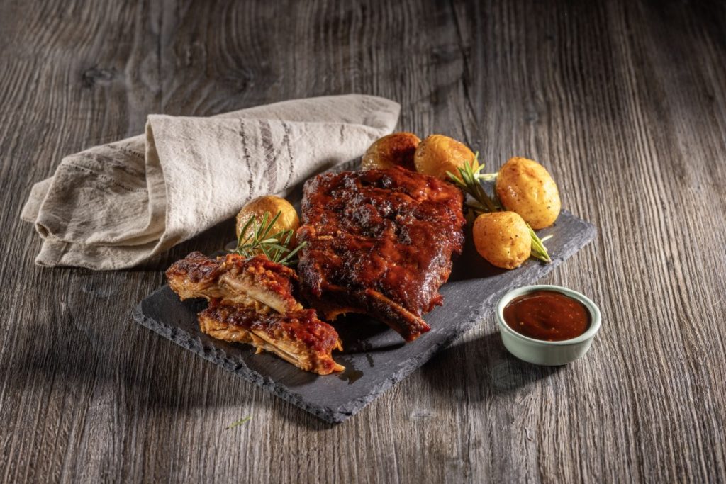 Zapečena svinjska rebarca s BBQ umakom od meda