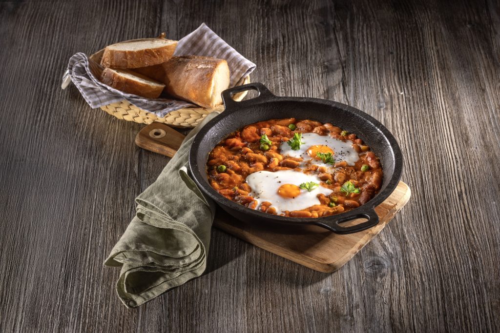 Zapečeni grah s rajčicom, povrćem i jajima