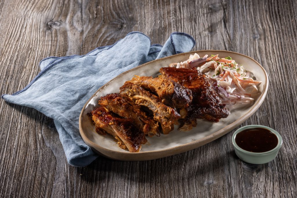 Zapečena rebarca s BBQ umakom i coleslaw salatom