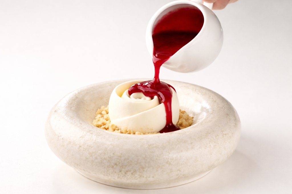 Panna cotta s višnjom i crumbleom