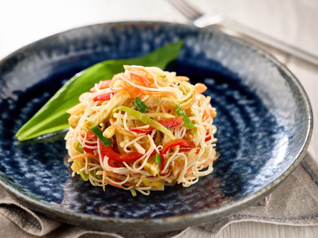 Salata od piletine i povrća s rezancima