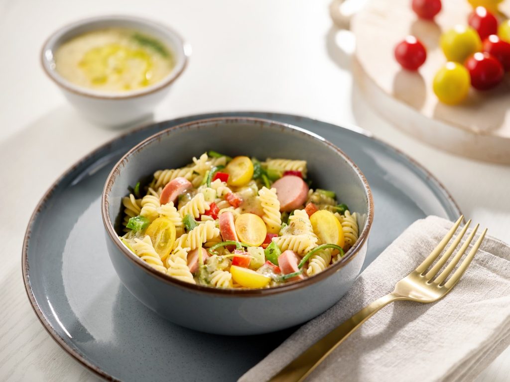 Salata s hrenovkama, povrćem i francuskim dressingom