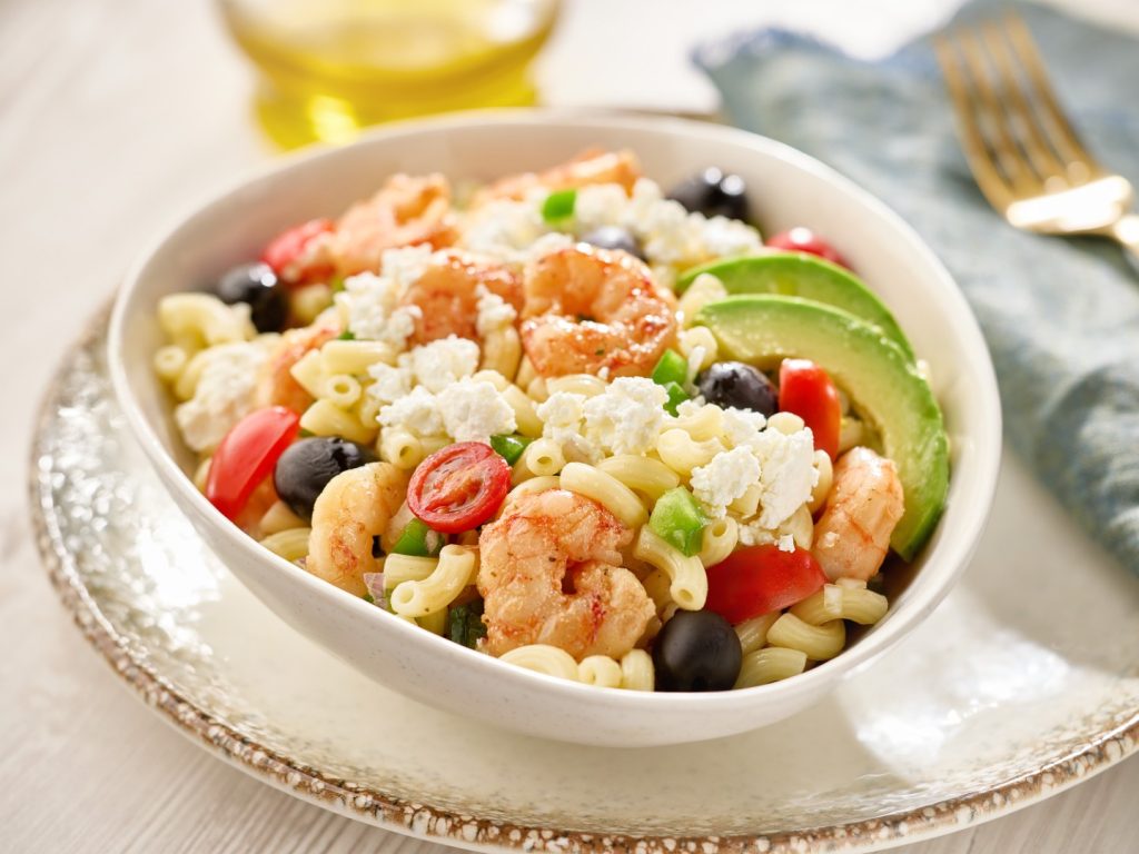 Salata s kozicama, svježim sirom i avokadom