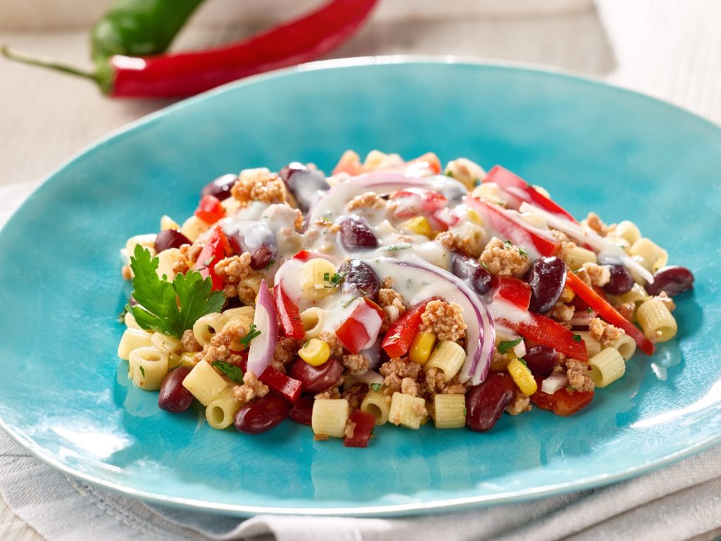 Salata s mljevenim mesom i jogurt dressingom