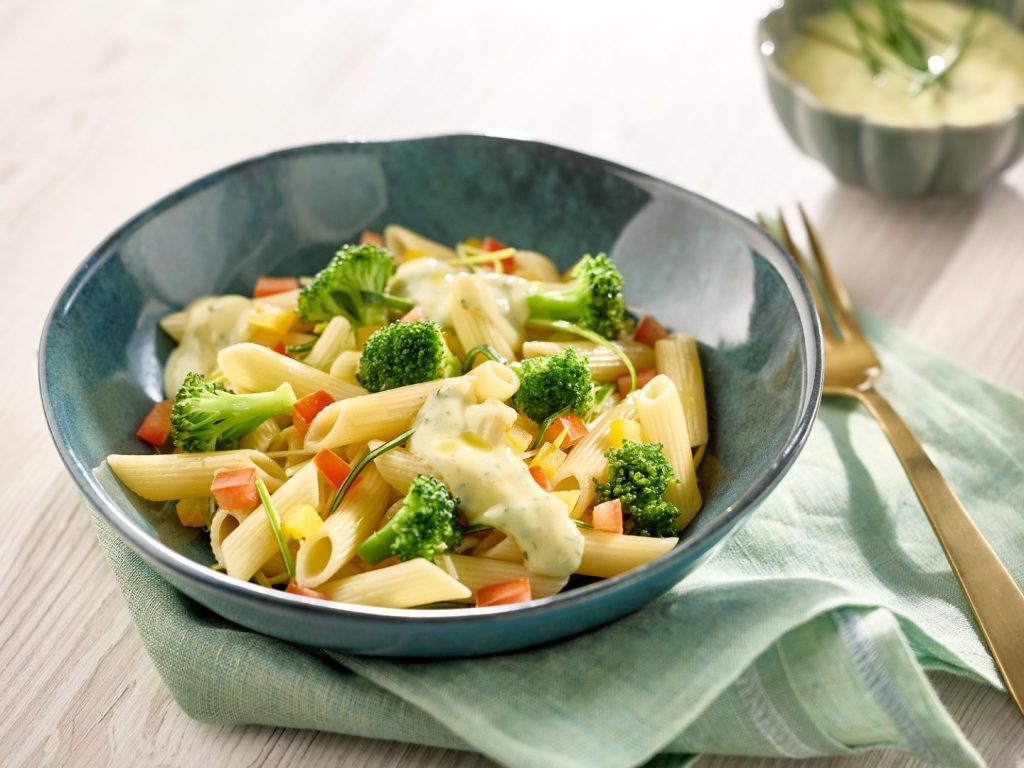 Salata s povrćem i jogurt dressingom