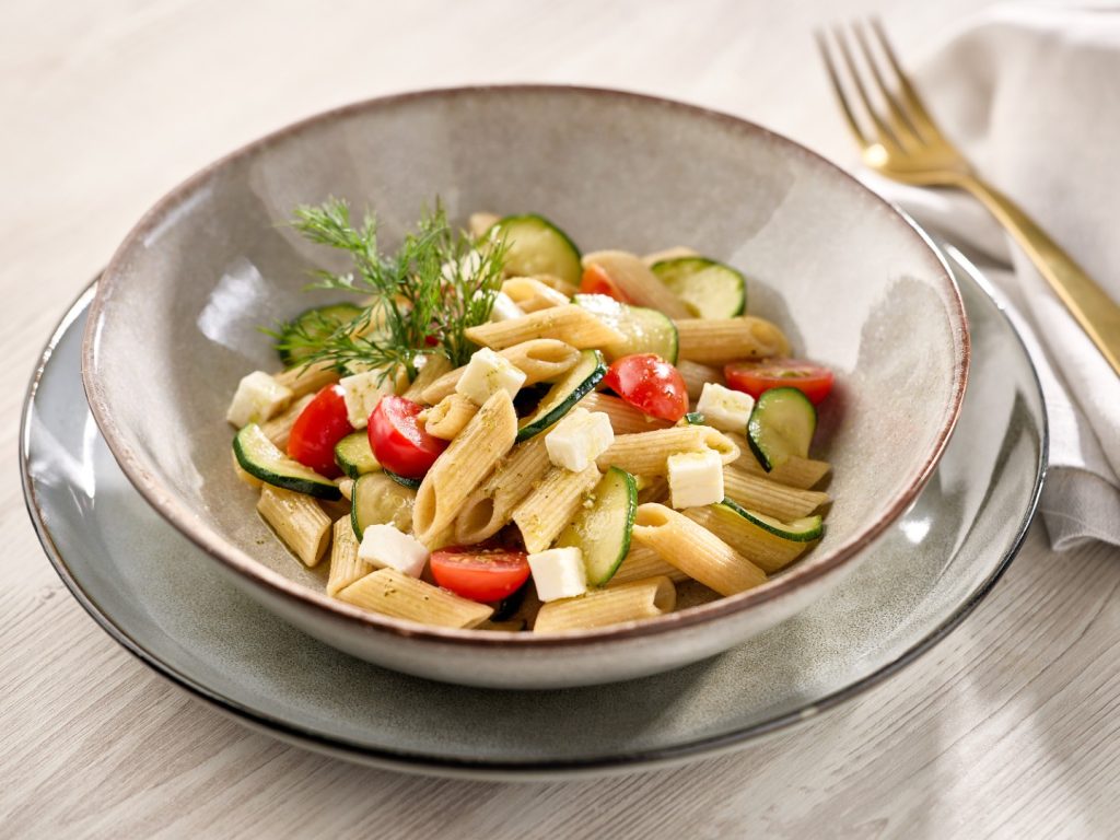 Salata s tikvicama, feta sirom i pastom bosiljka