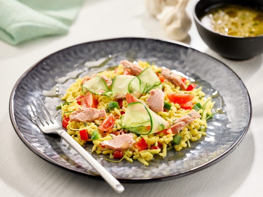 Salata s tunom, povrćem i ribanom kašom