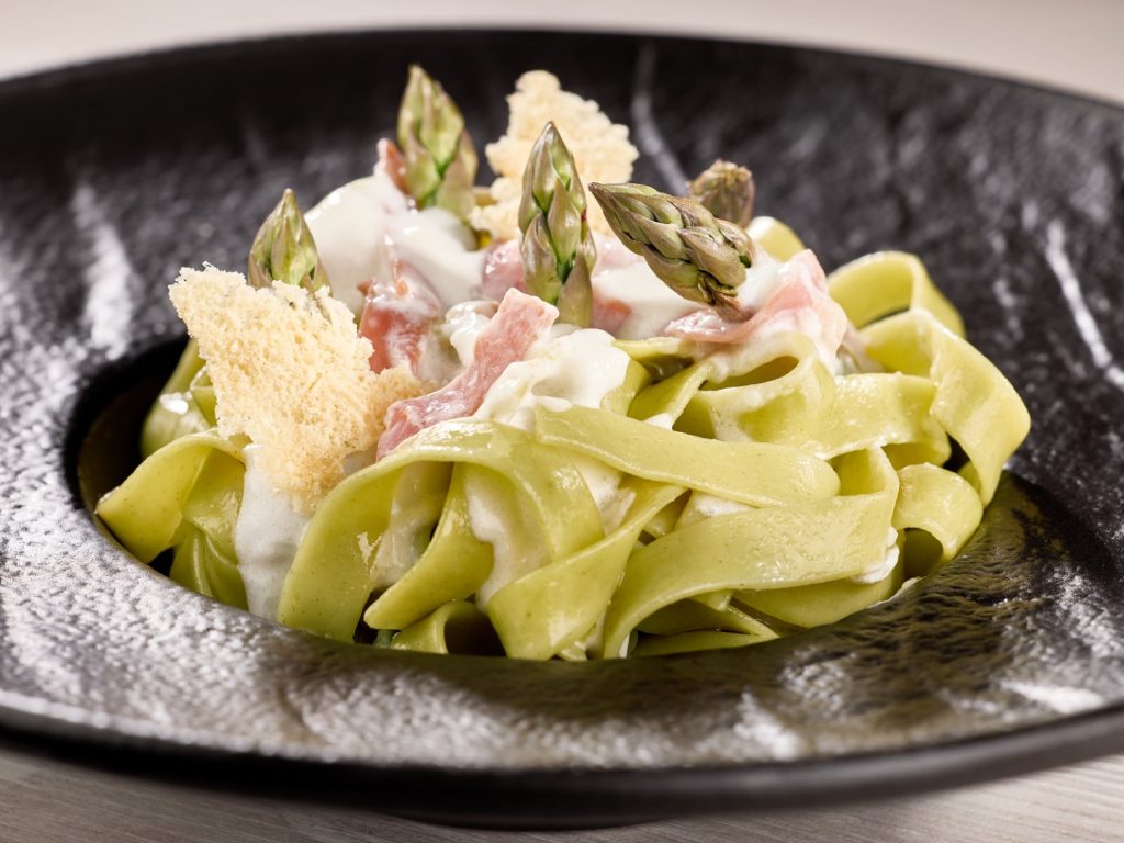 Salata sa šparogama i pršutom