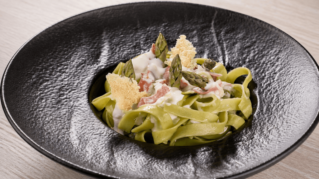 Salad with asparagus and prosciutto