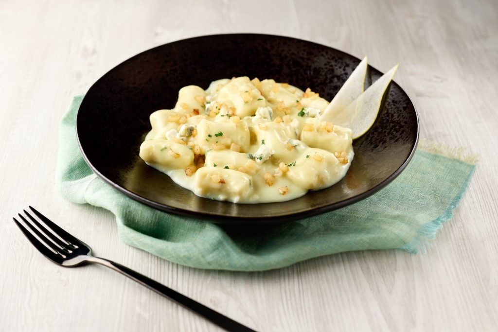 Gnocchi in gorgonzola and pear sauce